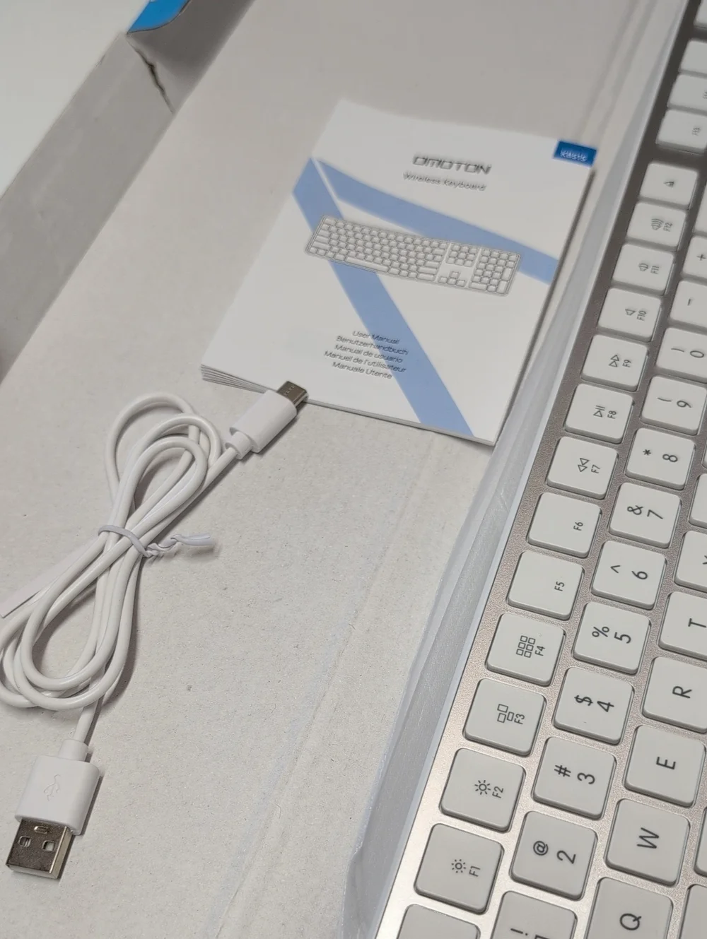 OMOTON Wireless/ Rechargeable Keyboard — White Finish     (95)
